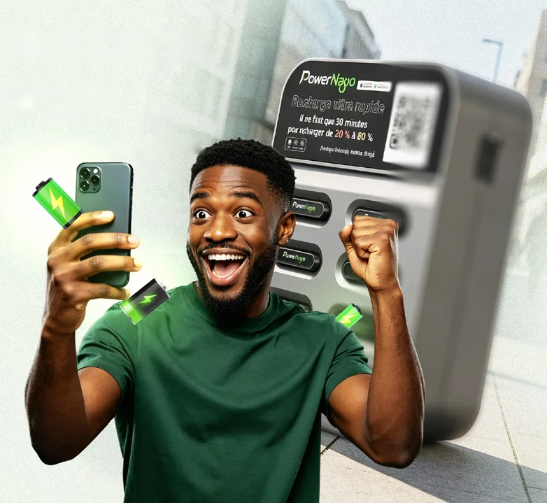 Un client PowerNayo, téléphone en main, devant une station de recharge PowerNayo