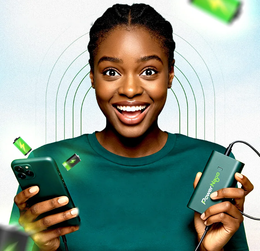 Une cliente souriante tient son téléphone branché sur une powerbank PowerNayo